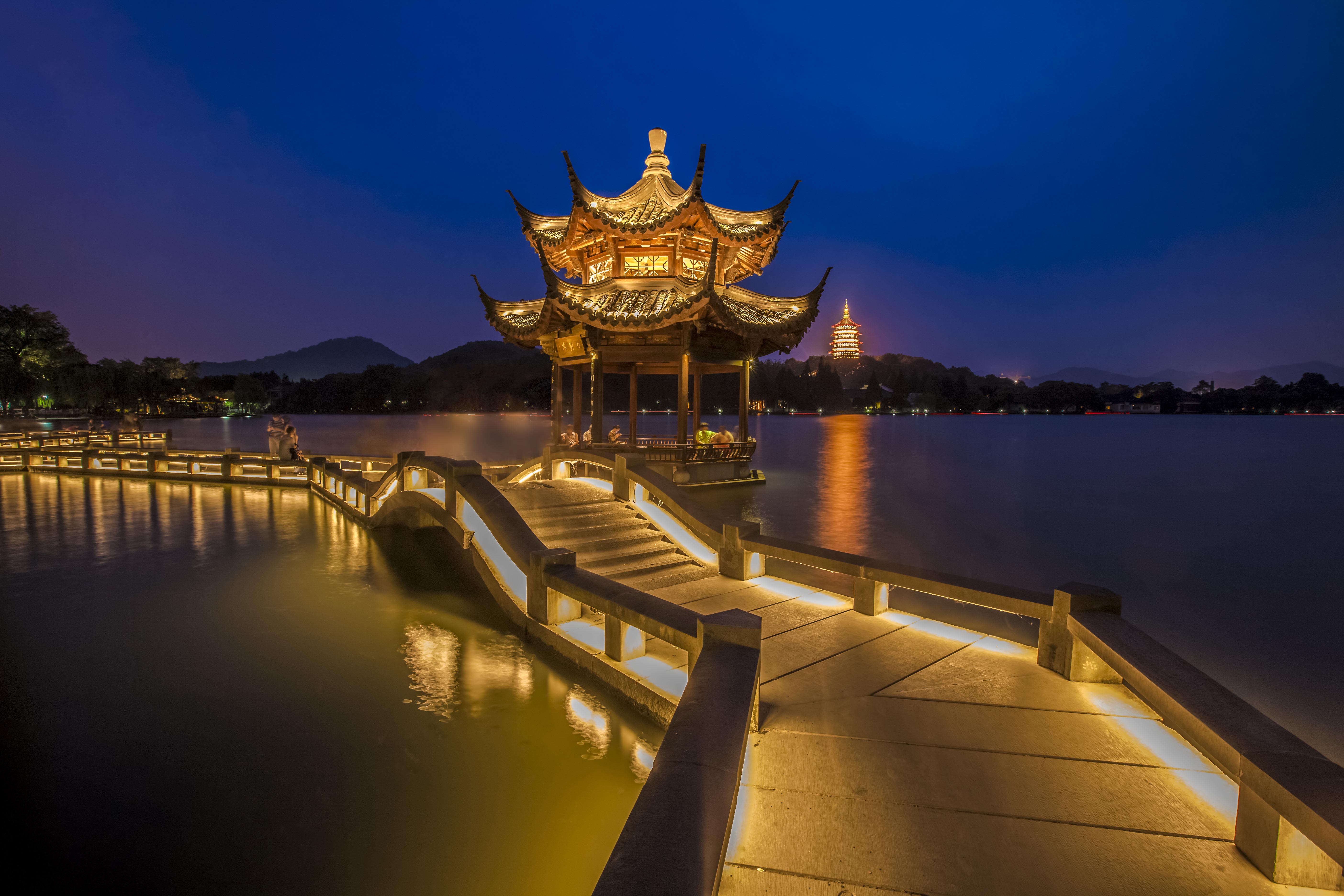 雷峰塔與長(zhǎng)橋夜景